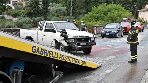 Auto si schianta sul Ponte di Olginate e distrugge il guardrail.